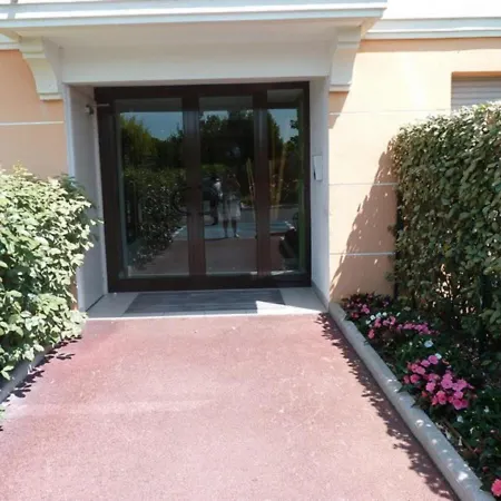 Joli 2p Climatise Dans Calme Et Securisee Avec Piscine Apartment Antibes